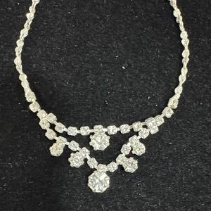 Elegant Silver tone rhinestone Necklace‎